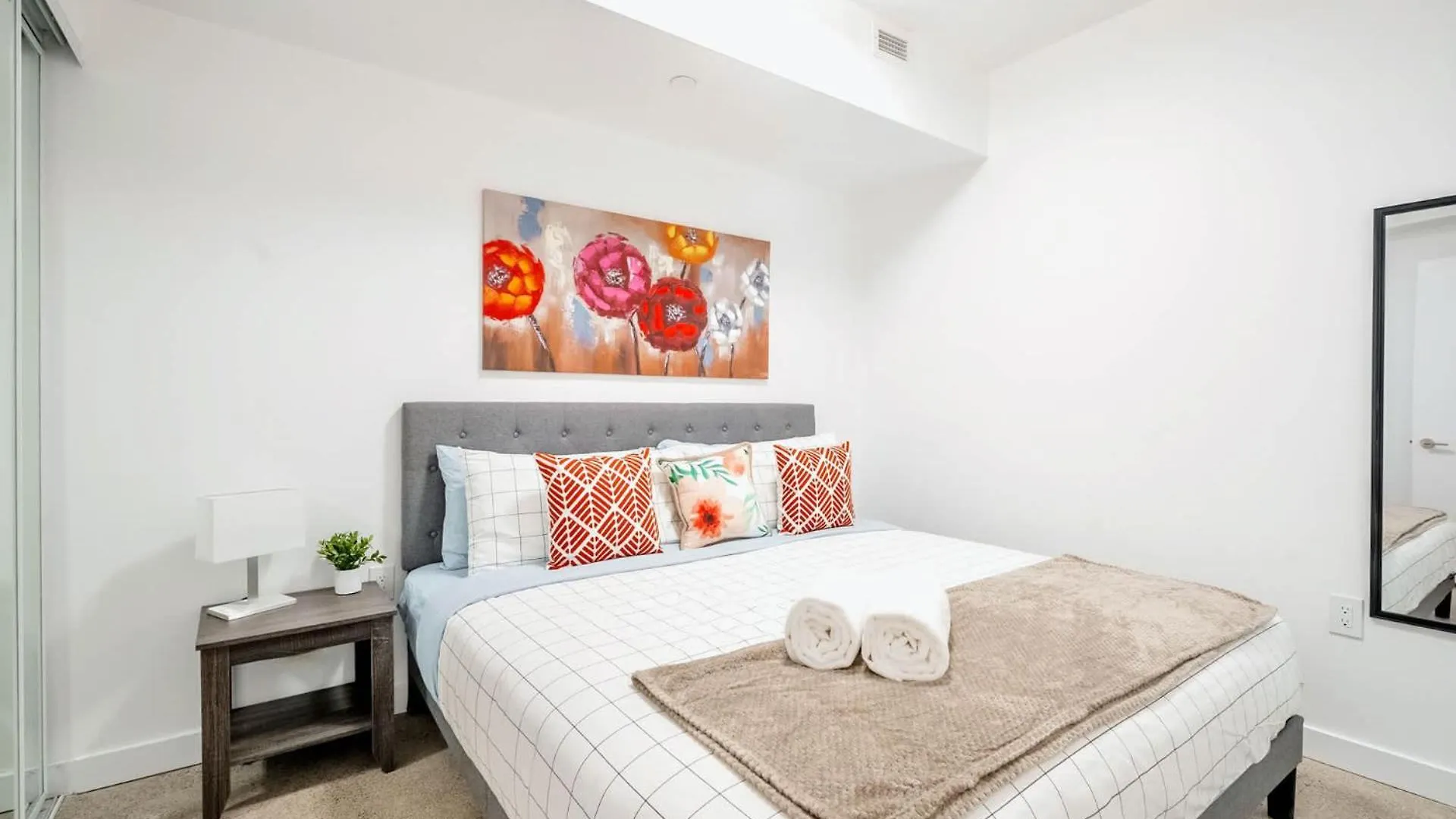 Spacious 2Br Apartment - Regent Park Near Downtown Toronto Canada